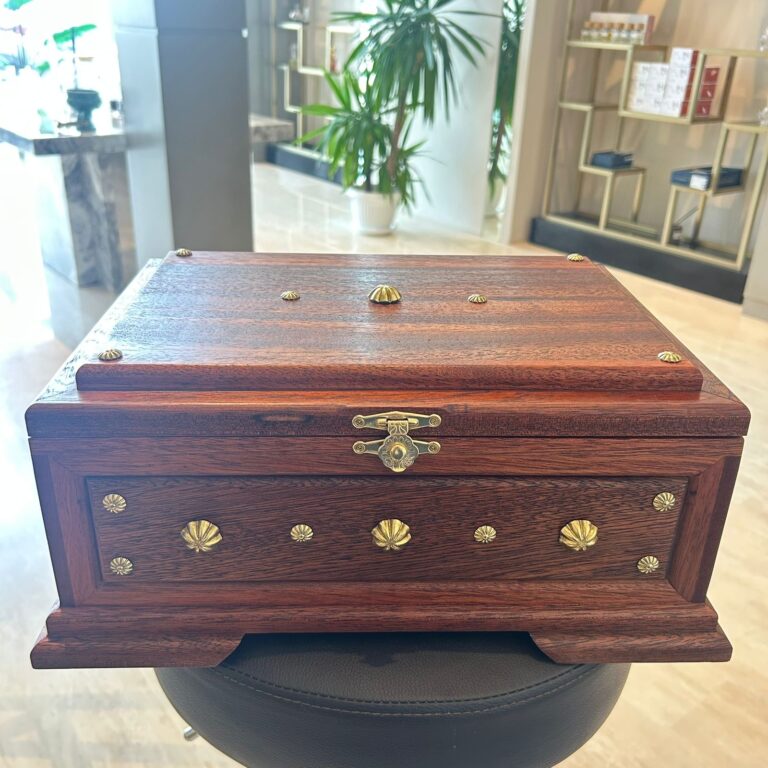 صندوق خشب مزين بمسامير ذهبية