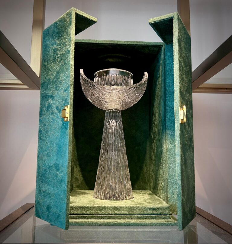 B-مبخرة مع علبة